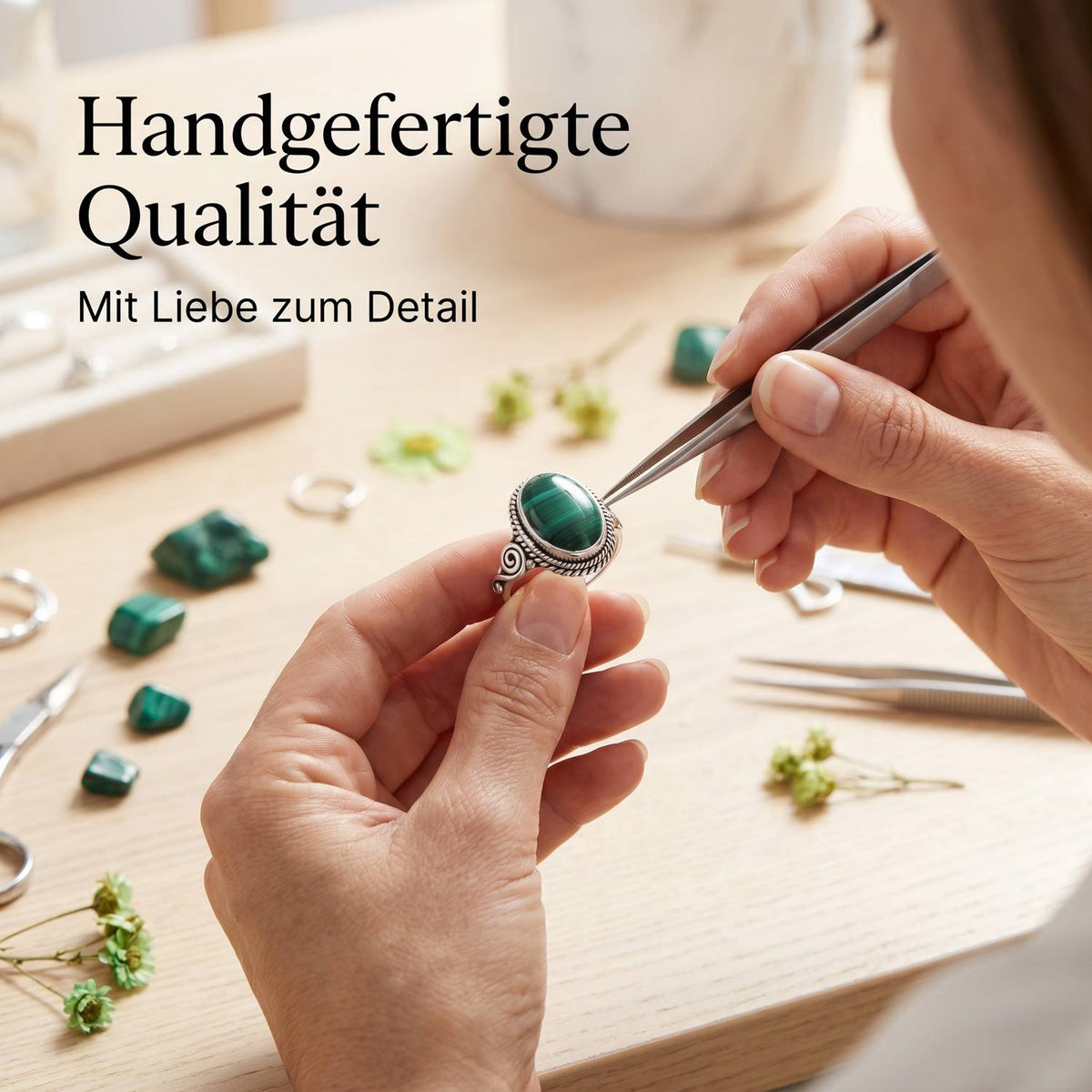 Handgefertigter Silberring mit Malachit bei der Schmuckherstellung