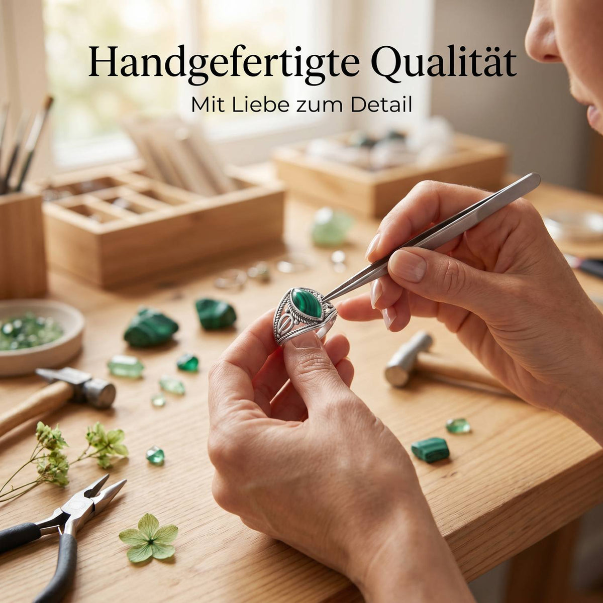 Handgefertigter Silberring mit Malachit bei der Schmuckherstellung