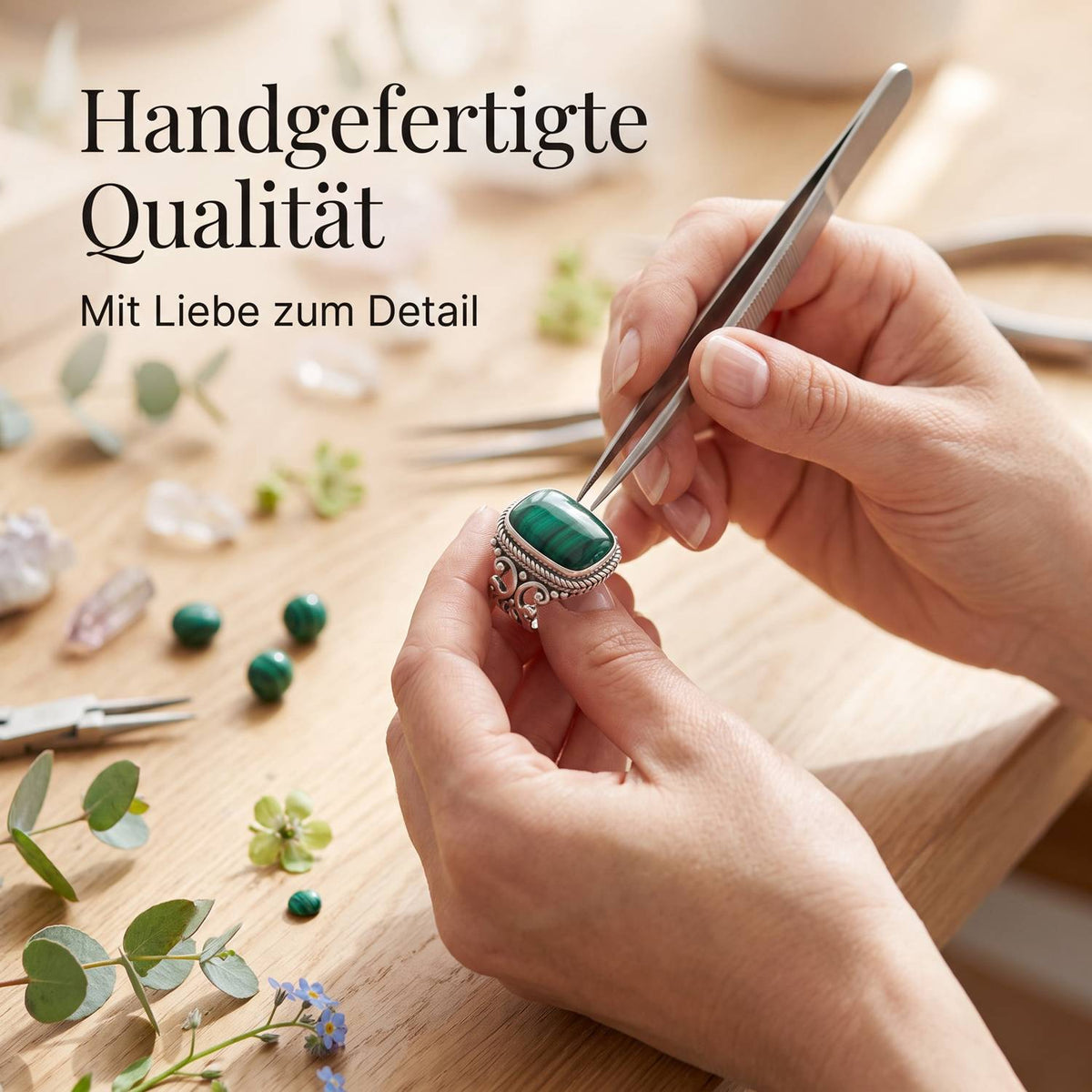 Handgefertigter Silberring mit Malachit bei der Schmuckherstellung