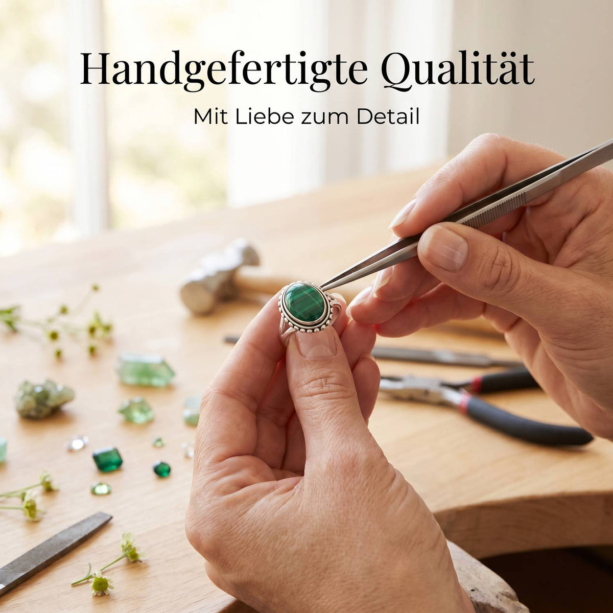 Handgefertigter Silberring mit Malachit bei der Schmuckherstellung