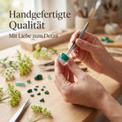 [KI] Handgefertigter Silberring mit Malachit bei der Schmuckherstellung