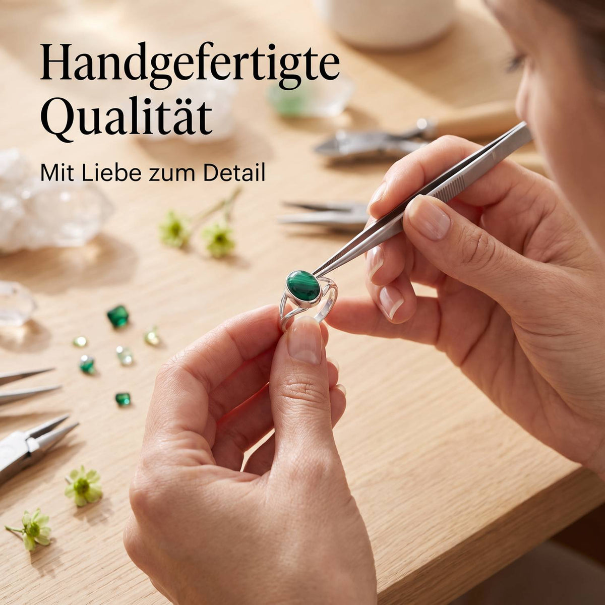 Handgefertigter Silberring mit Malachit bei der Schmuckherstellung
