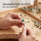 [KI] Handgefertigter Silberring mit Malachit bei der Schmuckherstellung