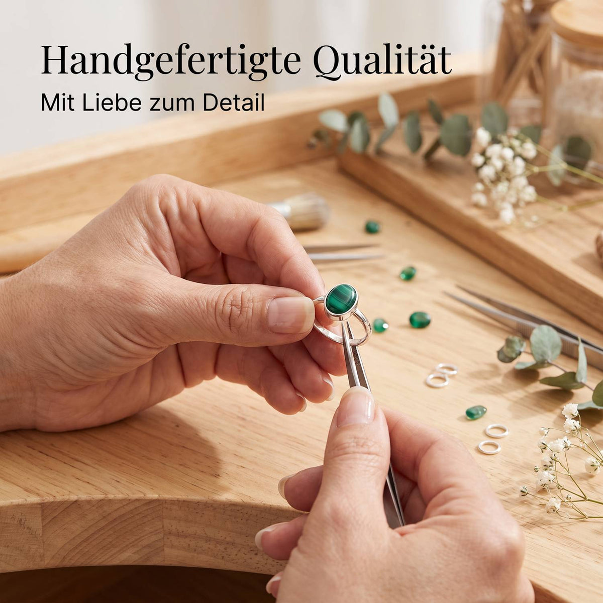 Handgefertigter Silberring mit Malachit bei der Schmuckherstellung