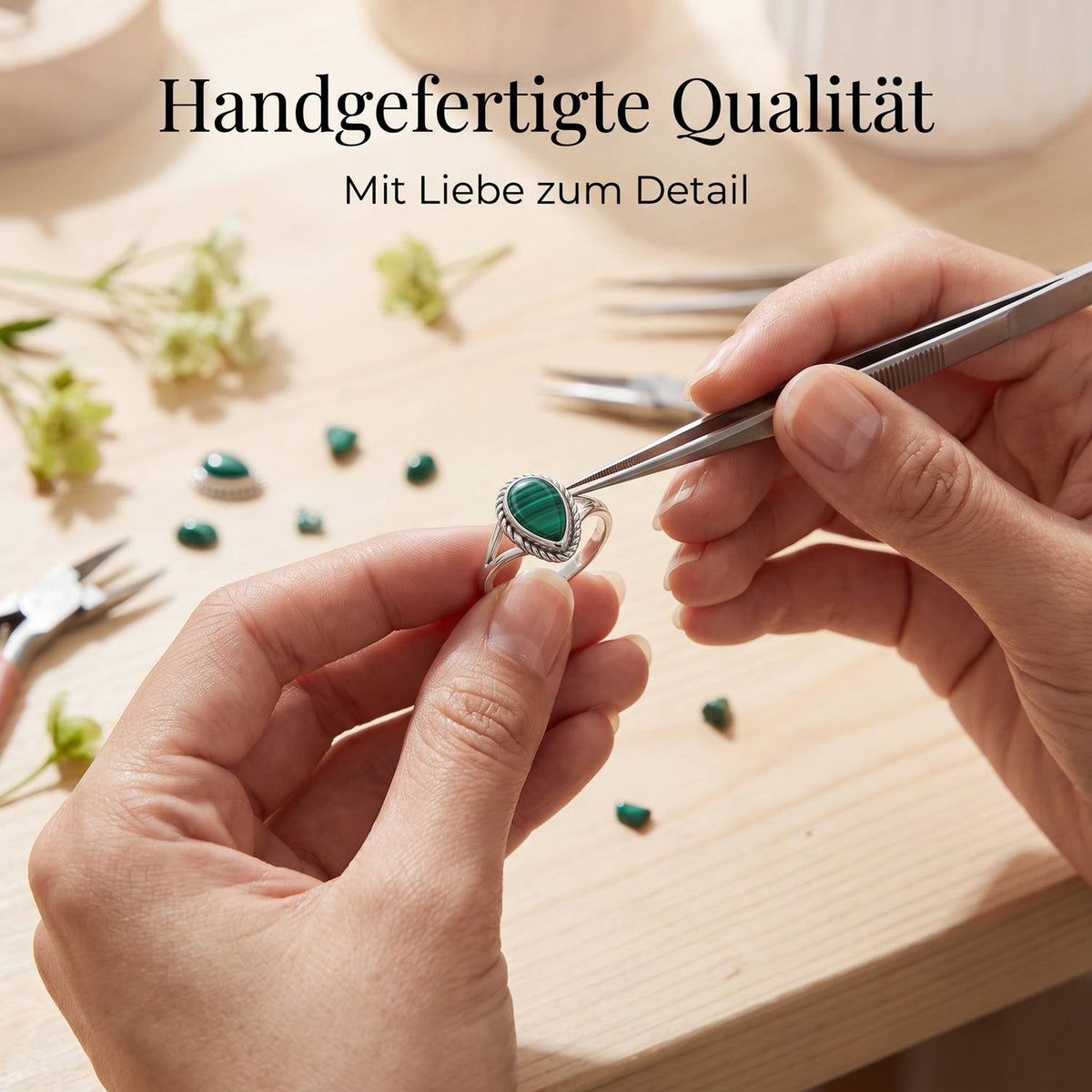 Handgefertigter Silberring mit Malachit bei der Schmuckherstellung