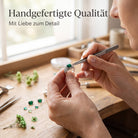 [KI] Handgefertigter Silberring mit Malachit bei der Schmuckherstellung