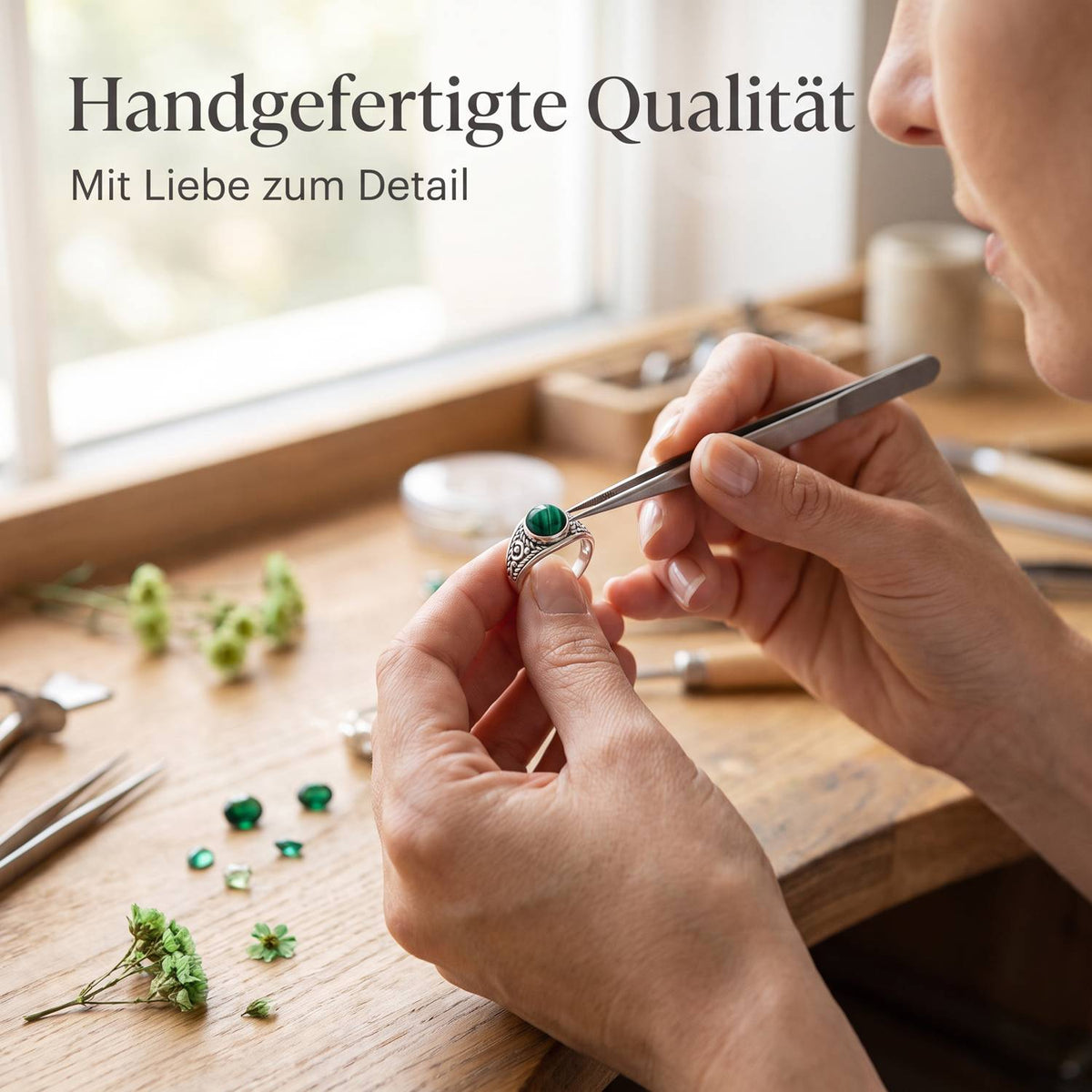 Handgefertigter Silberring mit Malachit bei der Schmuckherstellung