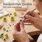 [KI] Handgefertigter Silberring mit Malachit bei der Schmuckherstellung