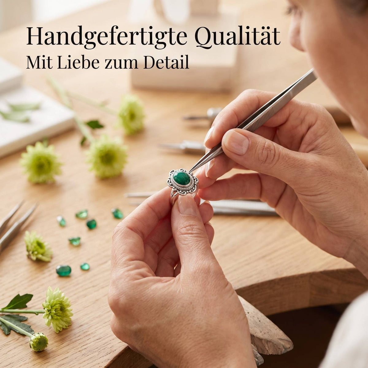 Handgefertigter Silberring mit Malachit bei der Schmuckherstellung