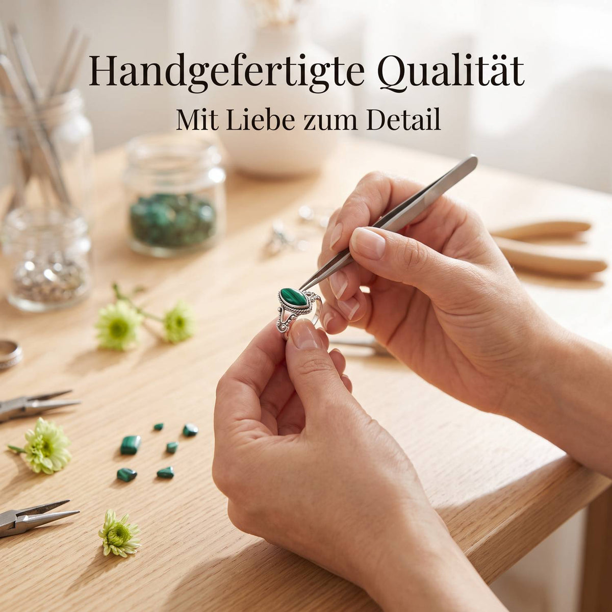 Handgefertigter Silberring mit Malachit bei der Schmuckherstellung