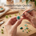 [KI] Handgefertigter Silberring mit Malachit bei der Schmuckherstellung