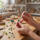 [KI] Handgefertigter Silberring mit Malachit bei der Schmuckherstellung