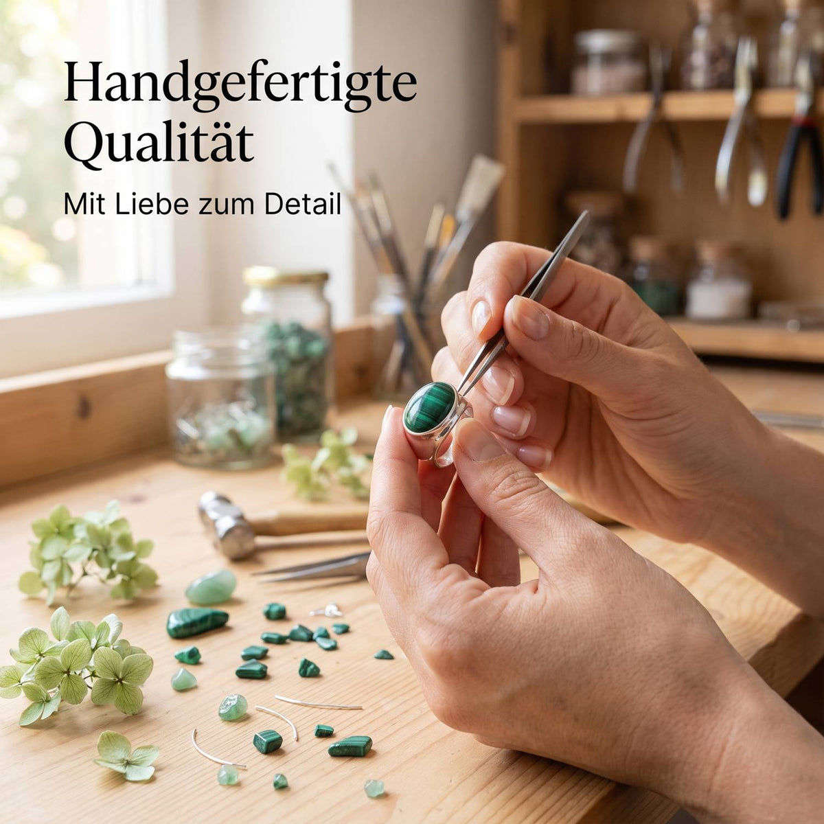 Handgefertigter Silberring mit Malachit bei der Schmuckherstellung