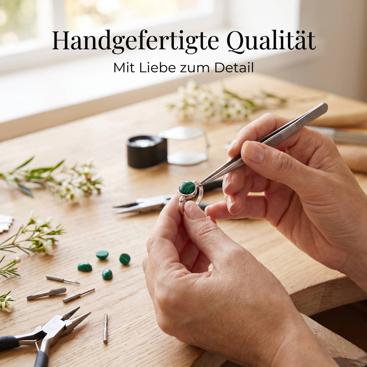 Handgefertigter Silberring mit Malachit bei der Schmuckherstellung