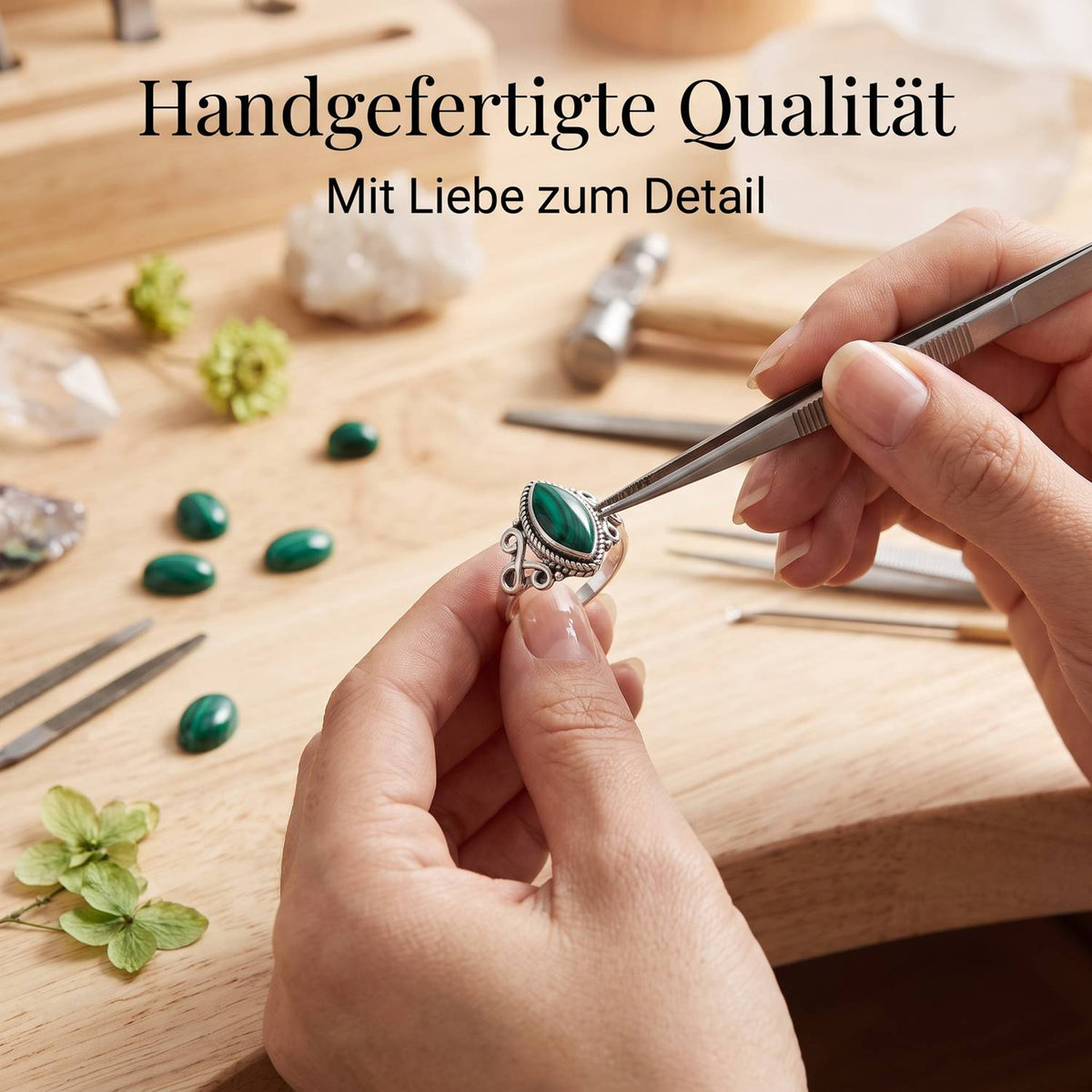 Handgefertigter Silberring mit Malachit bei der Schmuckherstellung
