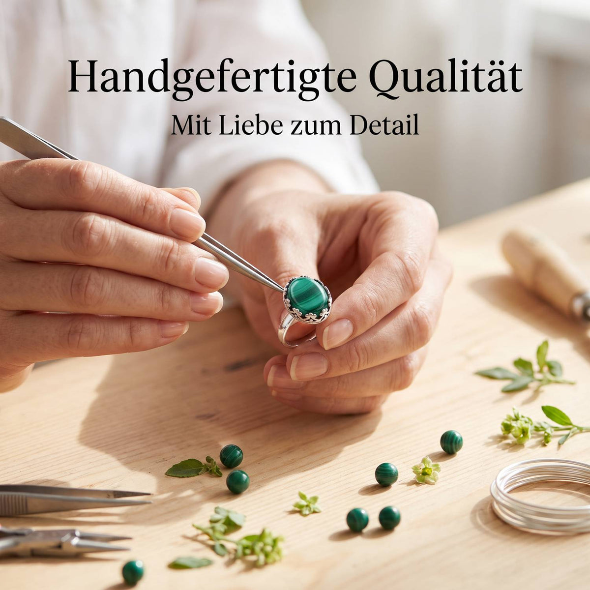 Handgefertigter Silberring mit Malachit bei der Schmuckherstellung