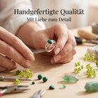 [KI] Handgefertigter Silberring mit Malachit bei der Schmuckherstellung