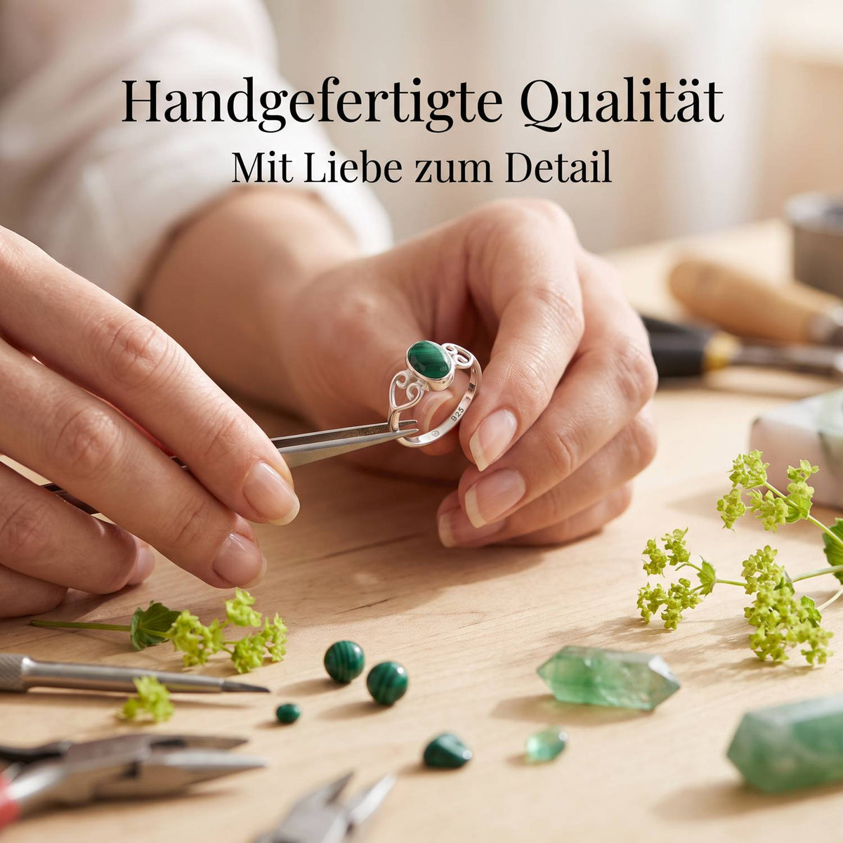 Handgefertigter Silberring mit Malachit bei der Schmuckherstellung