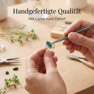[KI] Handgefertigter Silberring mit Malachit bei der Schmuckherstellung