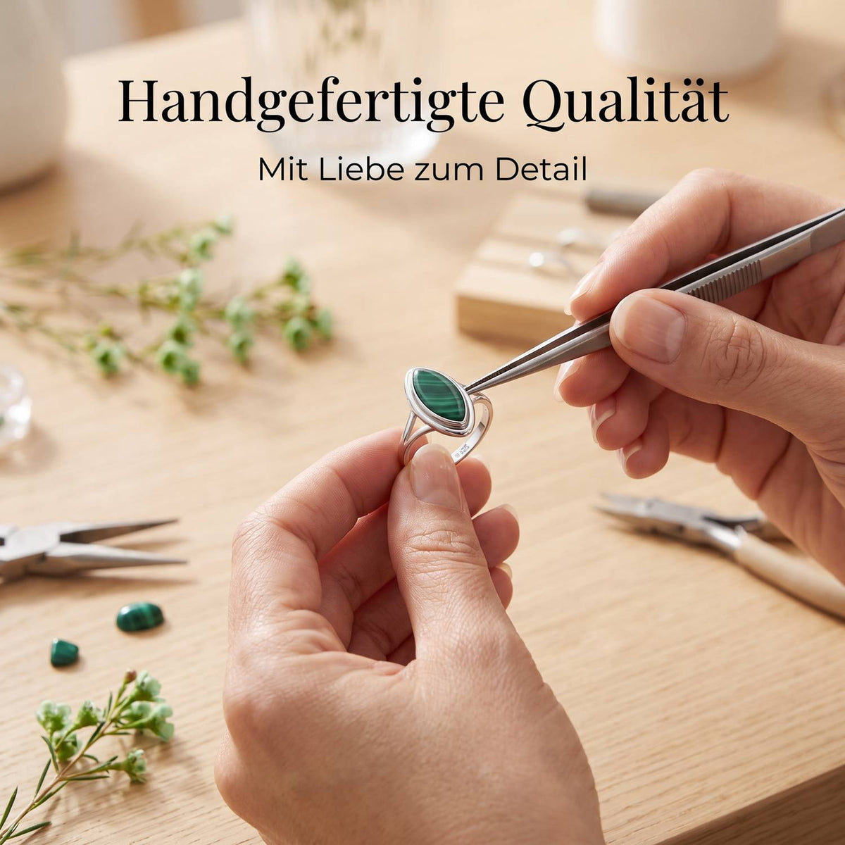 Handgefertigter Silberring mit Malachit bei der Schmuckherstellung