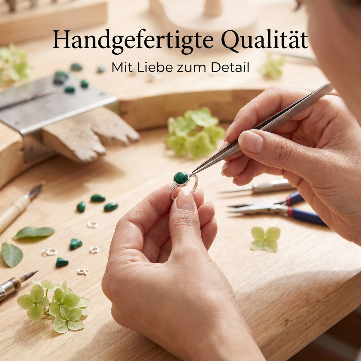 Handgefertigter Silberring mit Malachit bei der Schmuckherstellung