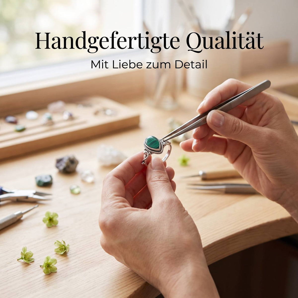 Handgefertigter Silberring mit Malachit bei der Schmuckherstellung