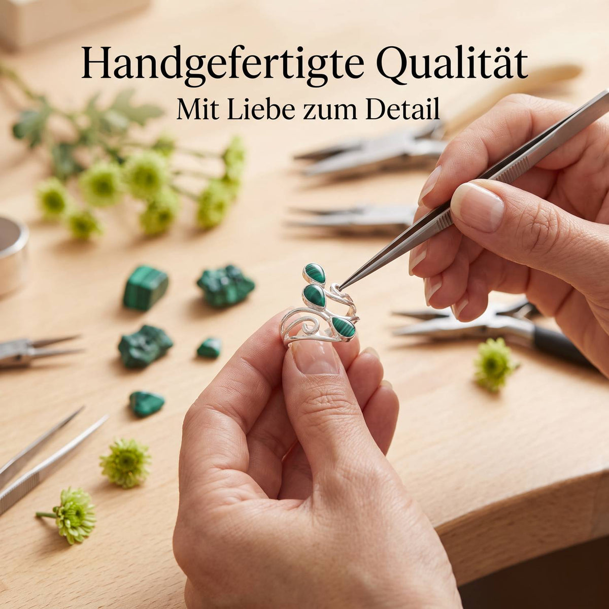 Handgefertigter Silberring mit Malachit bei der Schmuckherstellung