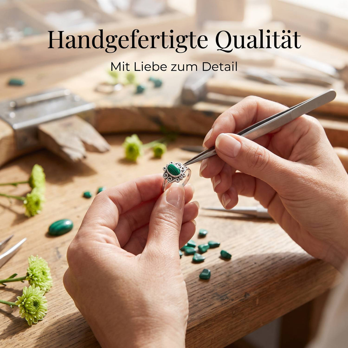 Handgefertigter Silberring mit Malachit bei der Schmuckherstellung