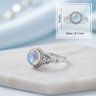 [KI] Mondsteinring aus Silber mit Maßangaben zu Ring und Edelstein