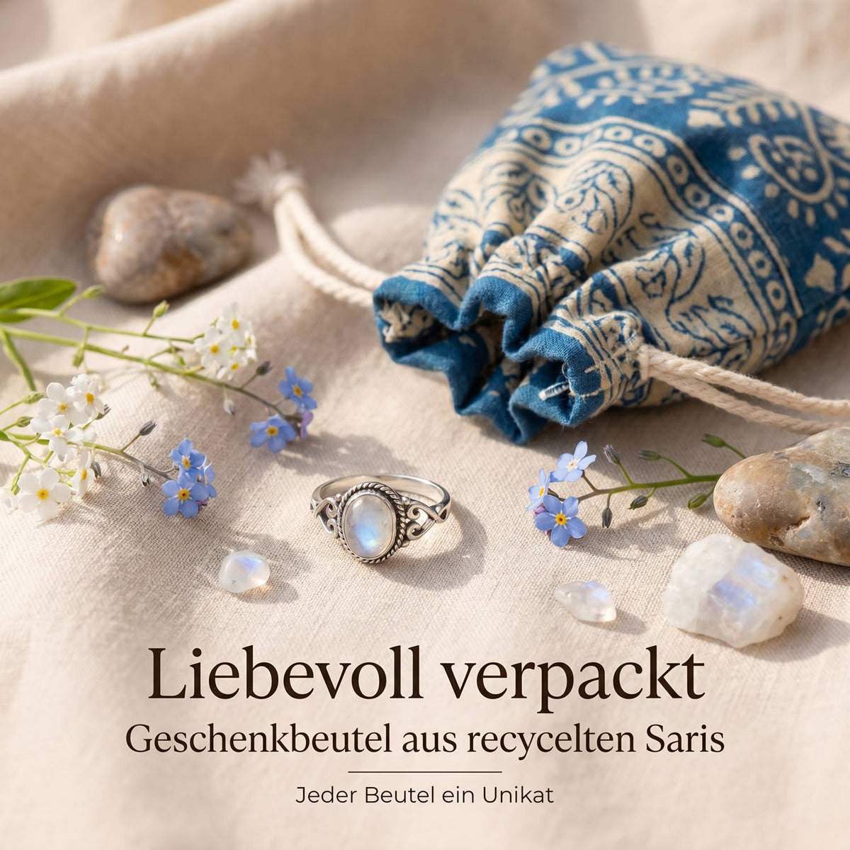 Silberring mit Mondstein und Geschenkbeutel aus recyceltem Sari