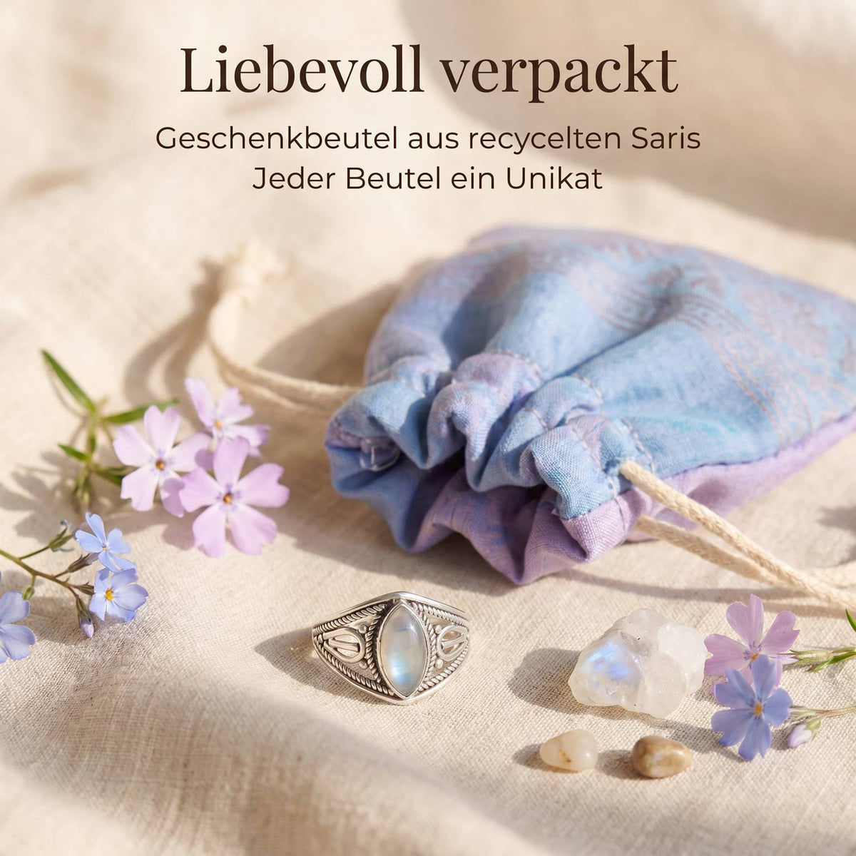 Silberring mit Mondstein und Geschenkbeutel aus recyceltem Sari