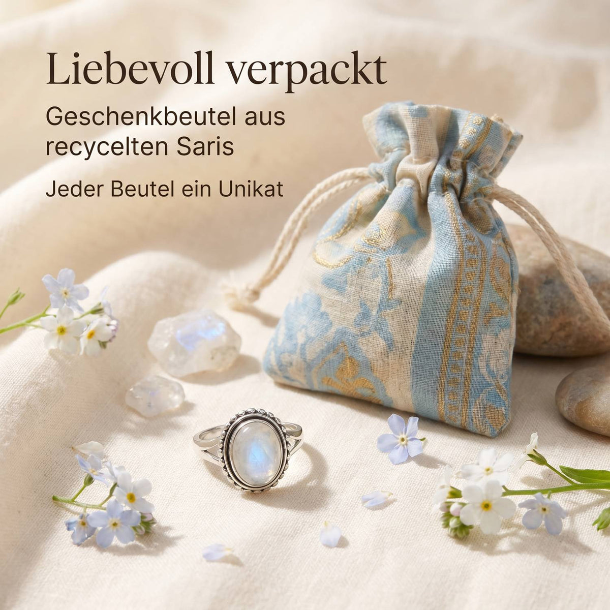 Silberring mit Mondstein und Geschenkbeutel aus recyceltem Sari