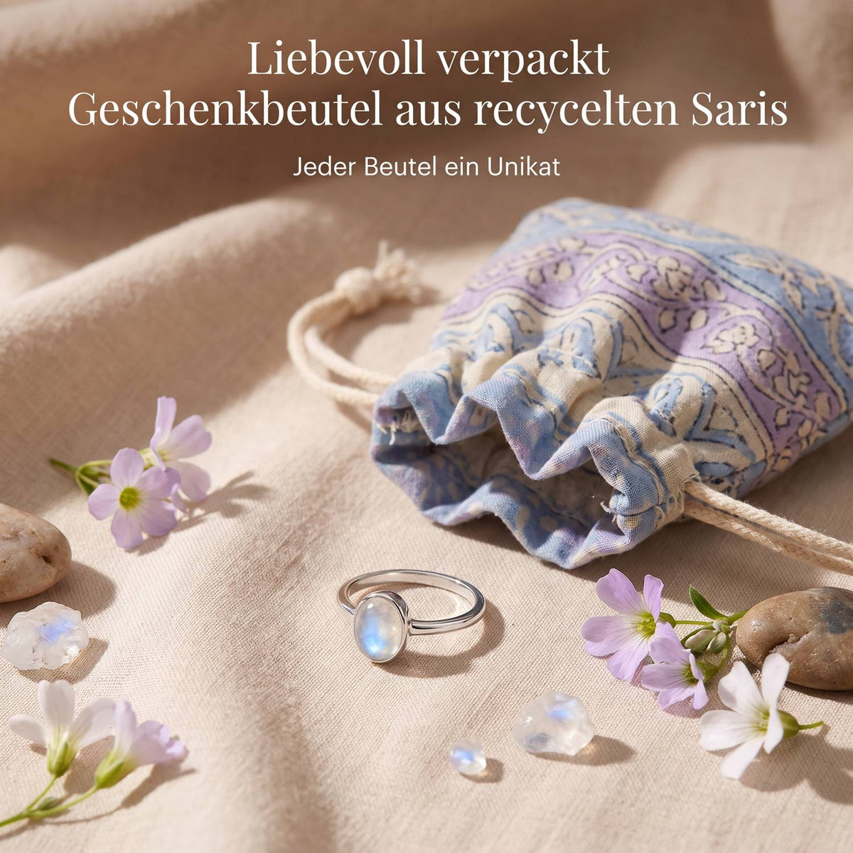 Silberring mit Mondstein und Geschenkbeutel aus recyceltem Sari