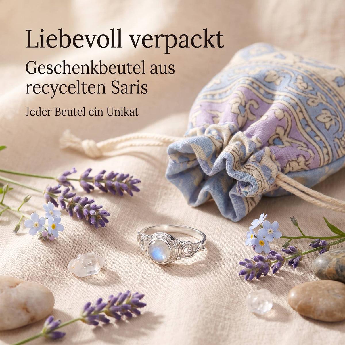 Silberring mit Mondstein und Geschenkbeutel aus recyceltem Sari