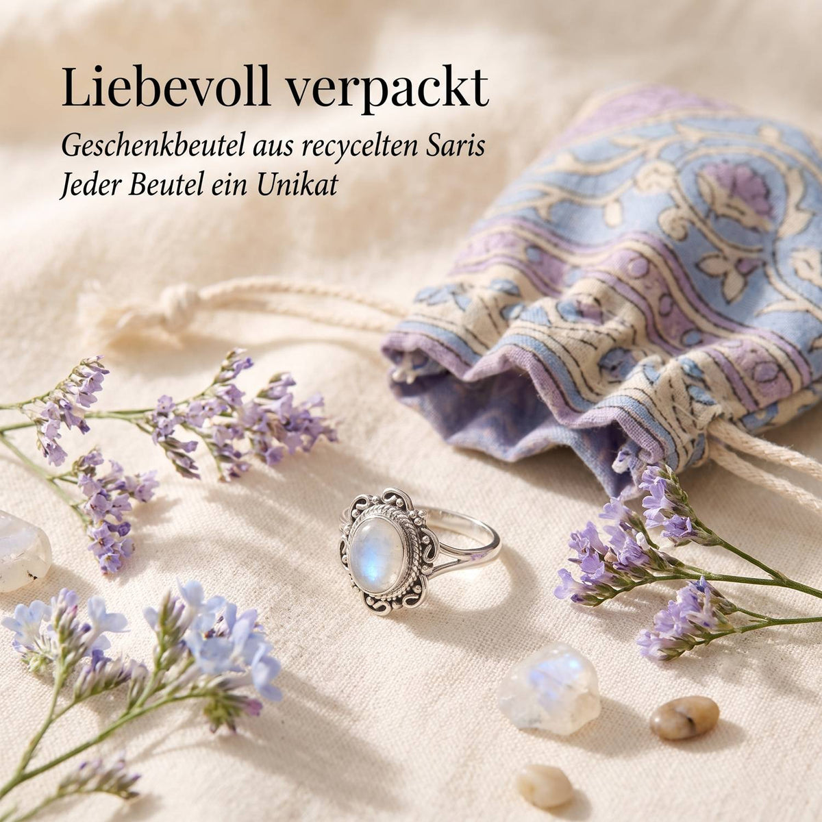 Silberring mit Mondstein und Geschenkbeutel aus recyceltem Sari
