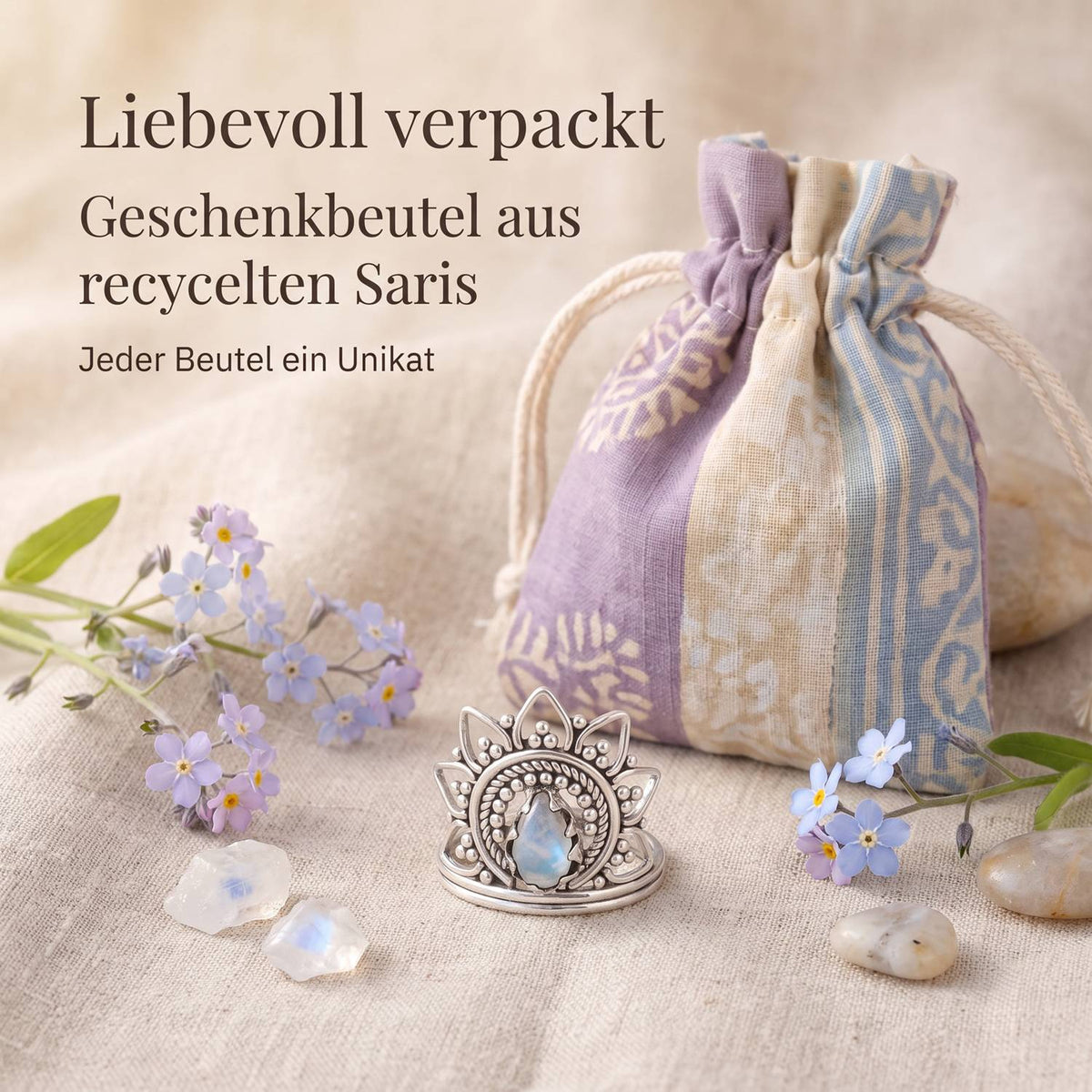 Silberring mit Mondstein und Geschenkbeutel aus recyceltem Sari