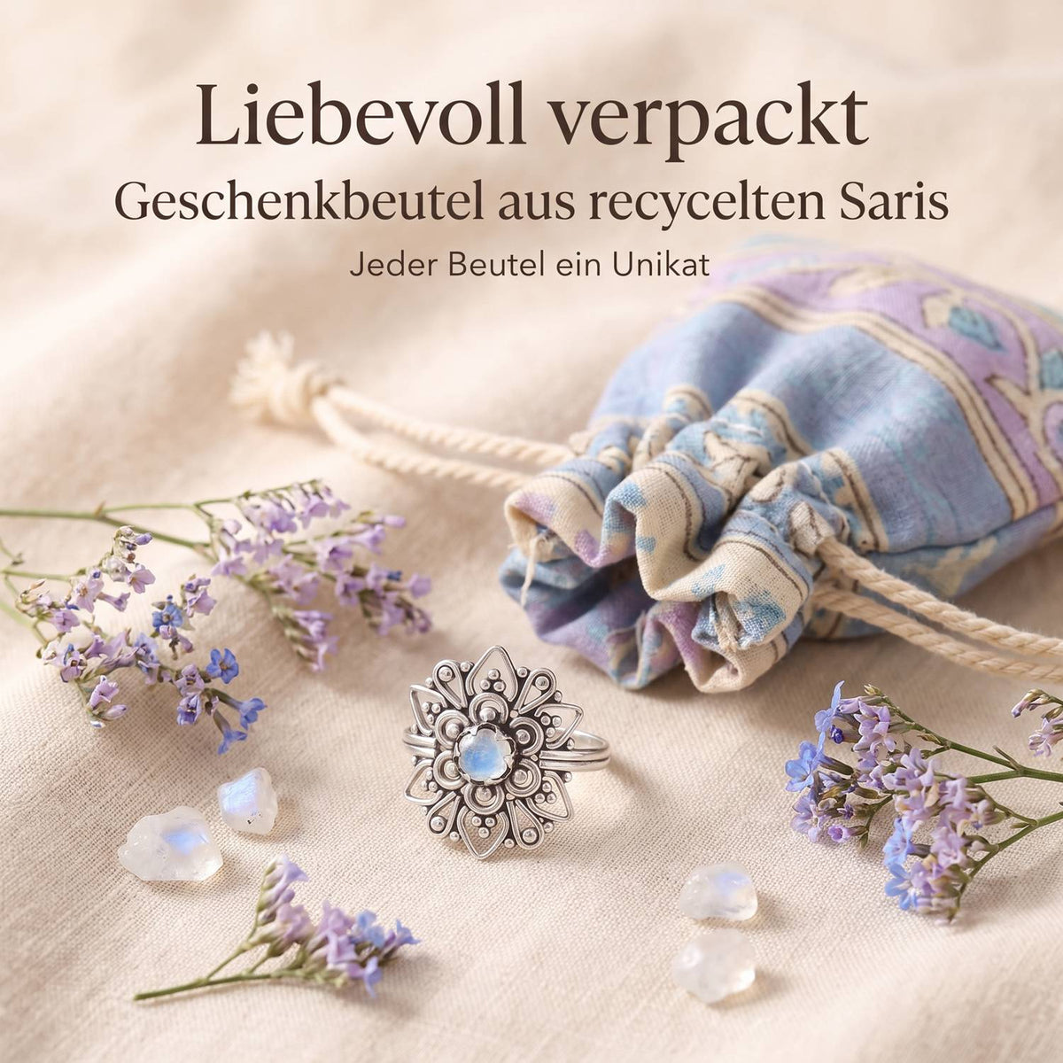 Silberring mit Mondstein und Geschenkbeutel aus recyceltem Sari