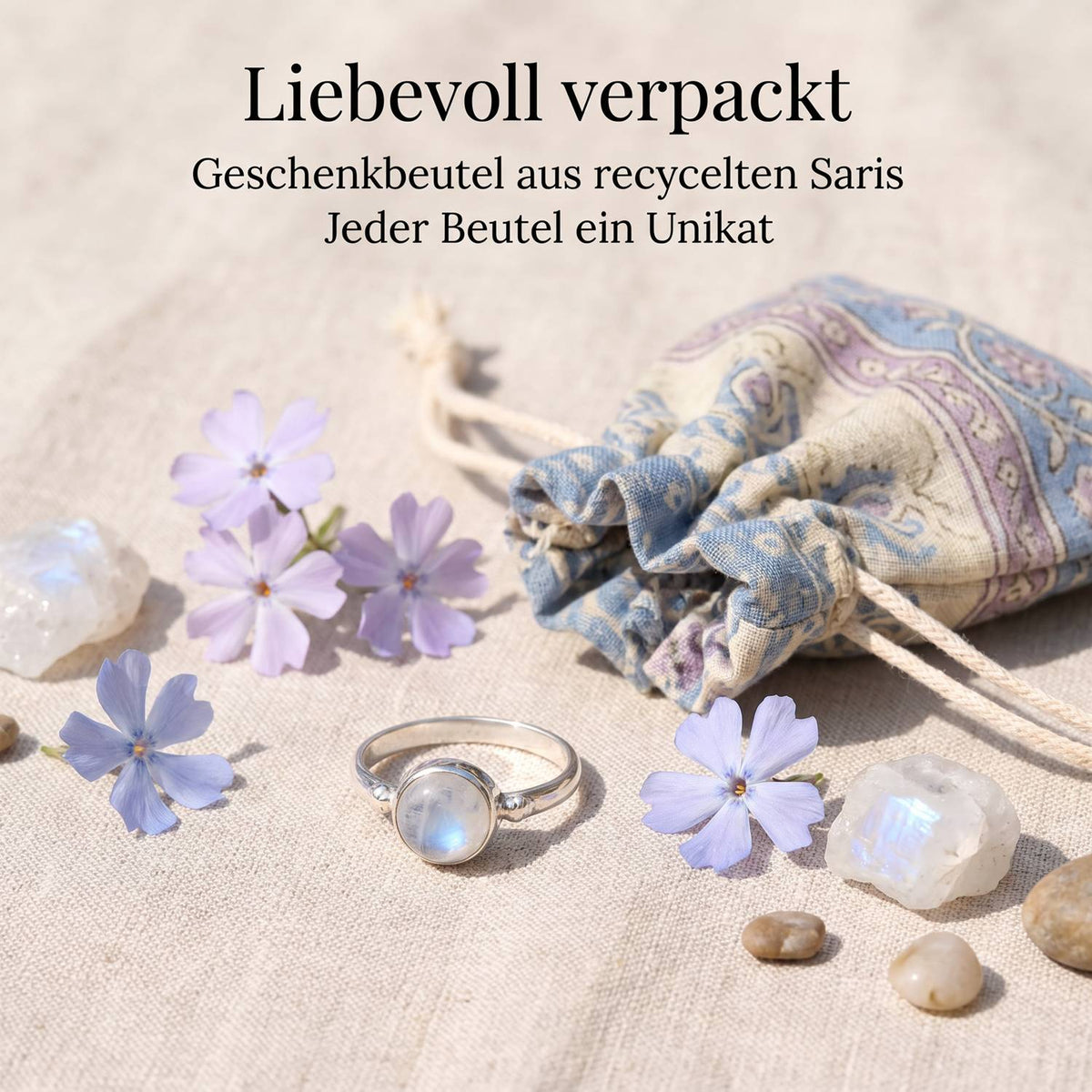 Silberring mit Mondstein und Geschenkbeutel aus recyceltem Sari