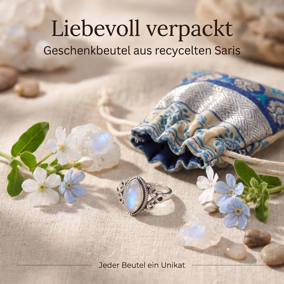 Silberring mit Mondstein und Geschenkbeutel aus recyceltem Sari