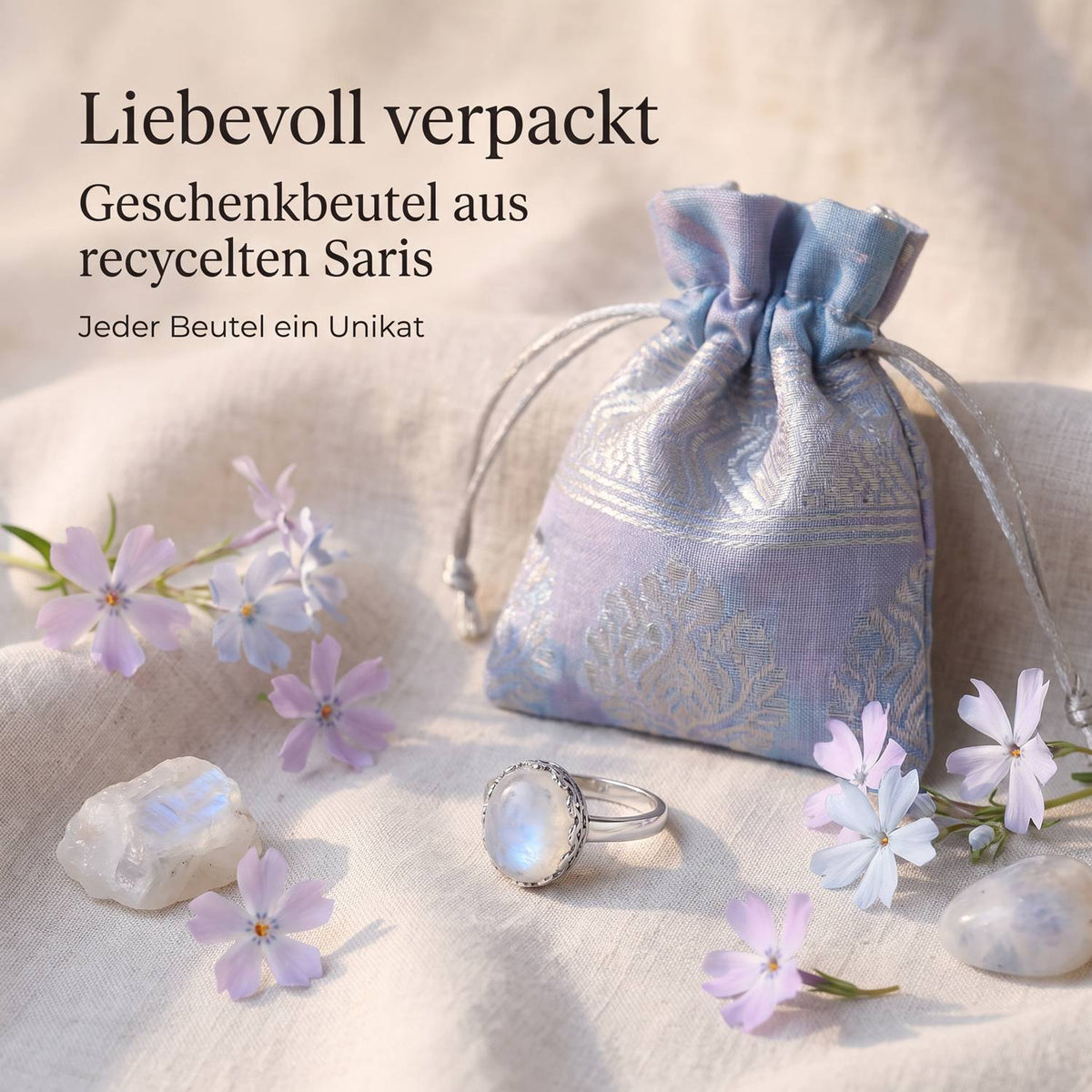 Silberring mit Mondstein und Geschenkbeutel aus recyceltem Sari