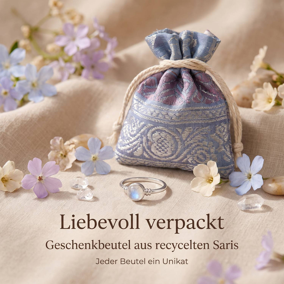 Silberring mit Mondstein und Geschenkbeutel aus recyceltem Sari
