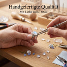 [KI] Handgefertigter Silberring mit Mondstein bei der Schmuckherstellung