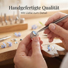 [KI] Handgefertigter Silberring mit Mondstein bei der Schmuckherstellung