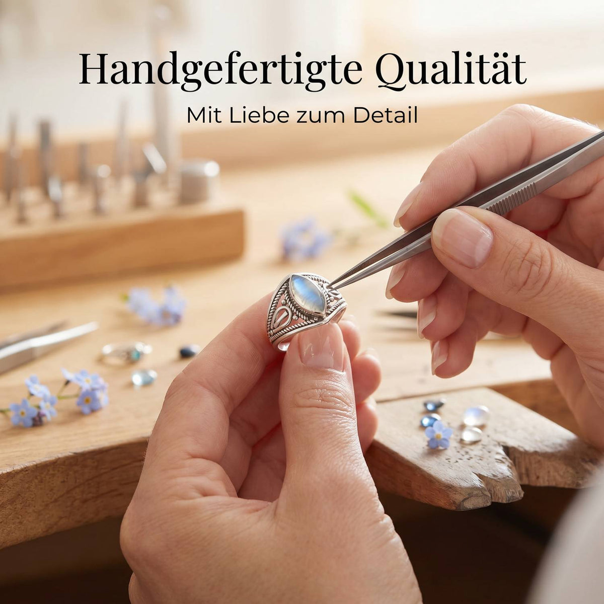 Handgefertigter Silberring mit Mondstein bei der Schmuckherstellung