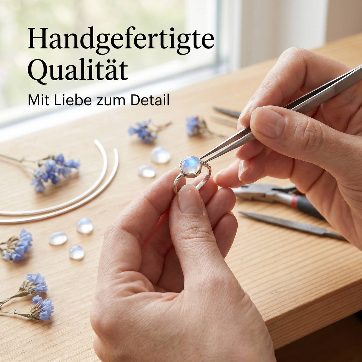 Handgefertigter Silberring mit Mondstein bei der Schmuckherstellung