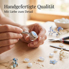 [KI] Handgefertigter Silberring mit Mondstein bei der Schmuckherstellung