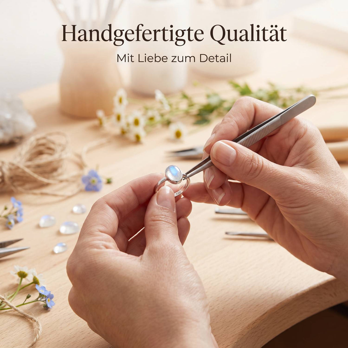 Handgefertigter Silberring mit Mondstein bei der Schmuckherstellung