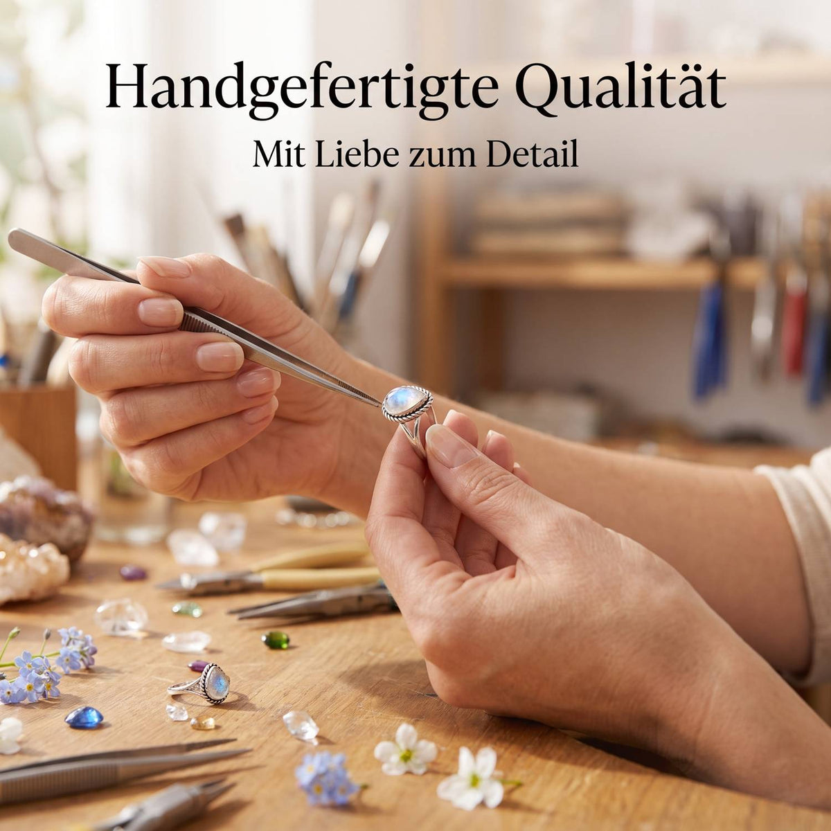 Handgefertigter Silberring mit Mondstein bei der Schmuckherstellung