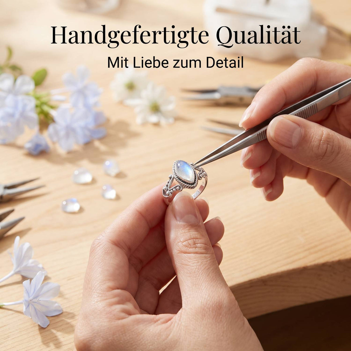 Handgefertigter Silberring mit Mondstein bei der Schmuckherstellung