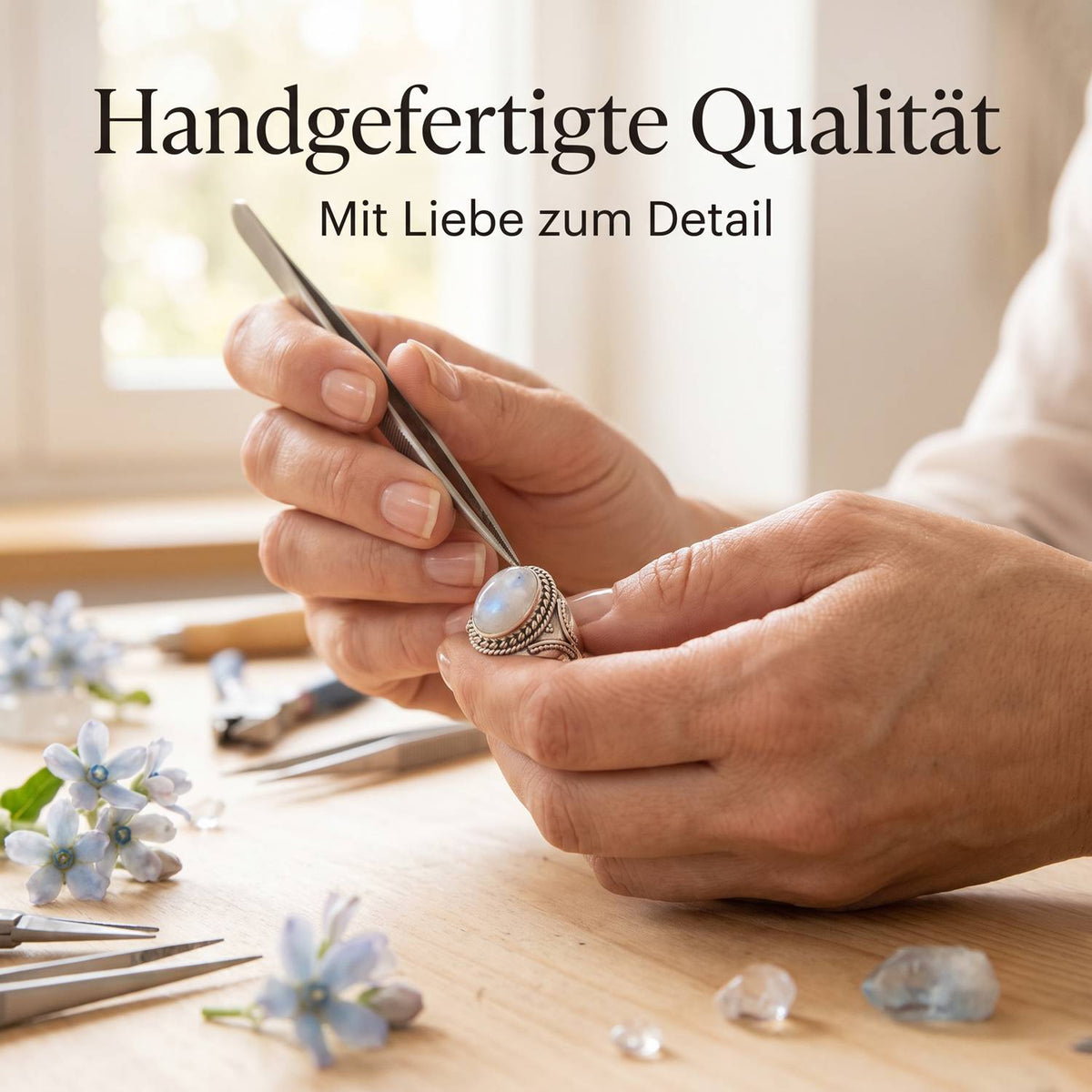 Handgefertigter Silberring mit Mondstein bei der Schmuckherstellung